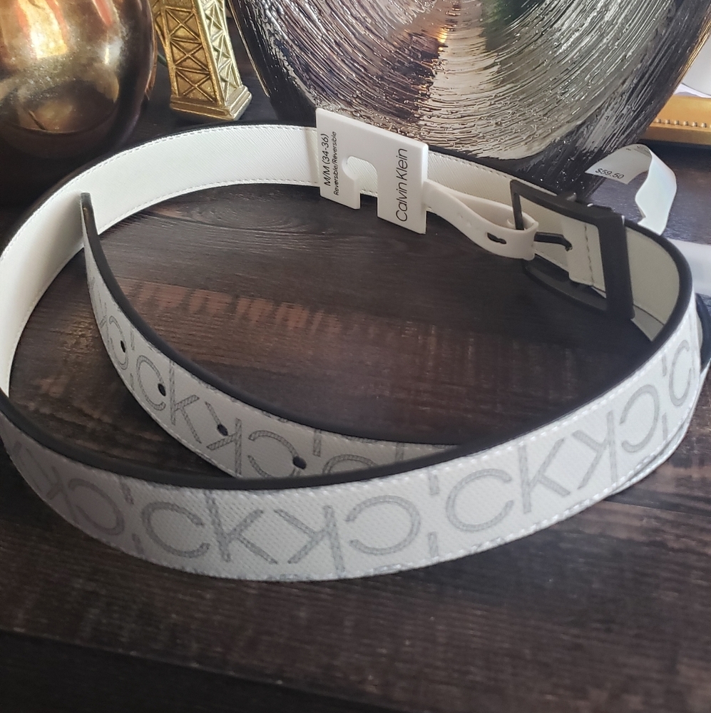 NWT Calvin Klein women belt. Size M/M. Reversible.